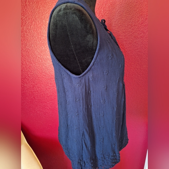 COPY - Gap navy sleeveless eyelet top women's Medium - Picture 5 of 8